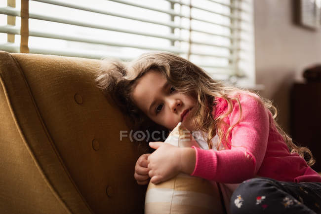 Дівчина розслабляється на дивані у вітальні вдома — стокове фото