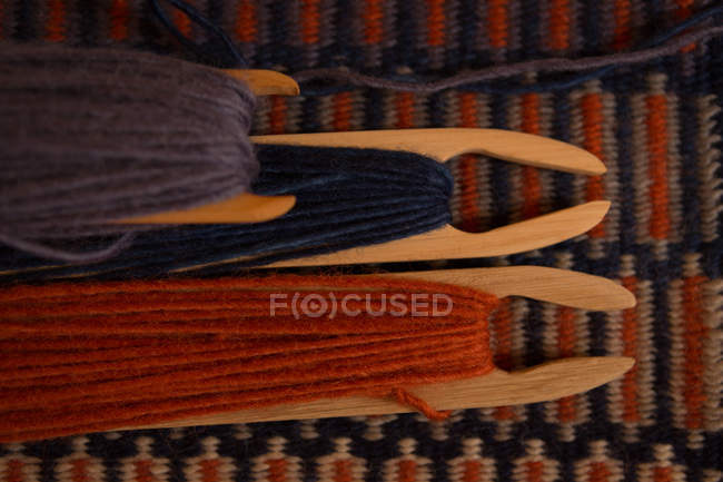 Primo piano di filo di seta su uno strumento in negozio — Foto stock
