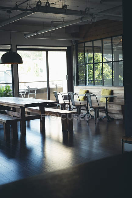Leere Stühle und Tisch in der Cafeteria im Büro — Stockfoto