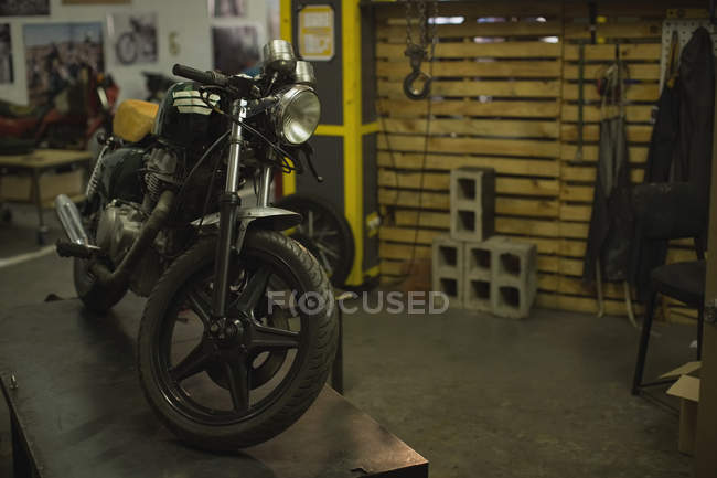 Gros plan de la moto au garage — Photo de stock