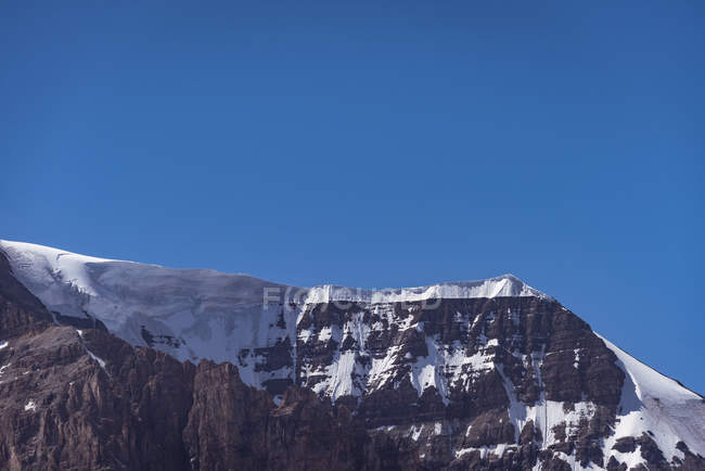 Schneebedeckter Berg an einem sonnigen Tag — Stockfoto