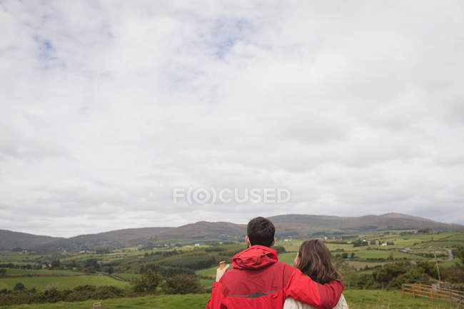 Vista posteriore della coppia affettuosa guardando la vista — Foto stock