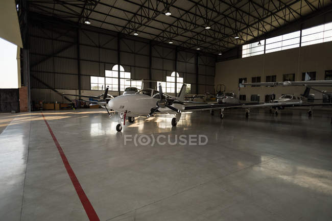 Jet privado estacionado en el hangar interior - foto de stock