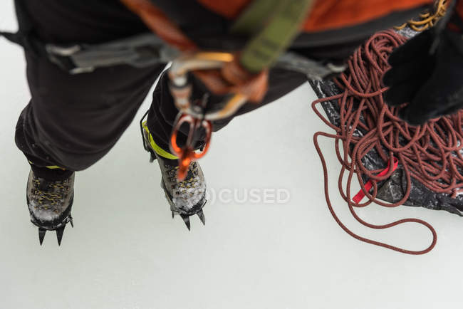 Nahaufnahme einer Bergsteigerin, die im Winter Gurtzeug trägt — Stockfoto
