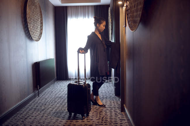 Femme entrant dans la chambre d'hôtel — Photo de stock