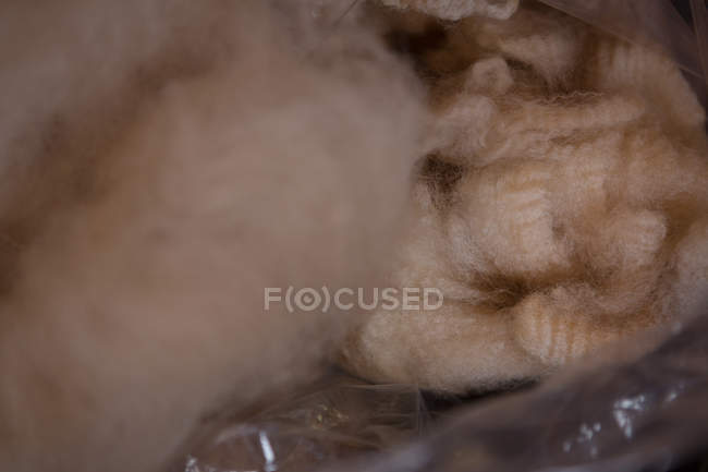 Primo piano di cottone e lana in negozio — Foto stock