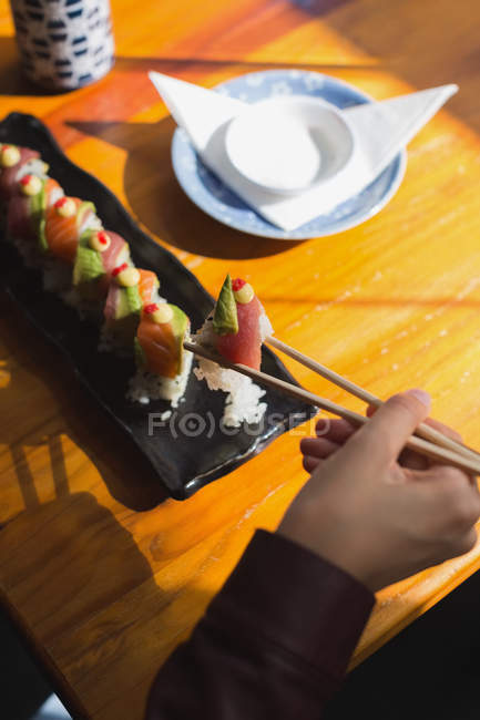 Primo piano della donna che mangia sushi al ristorante — Foto stock