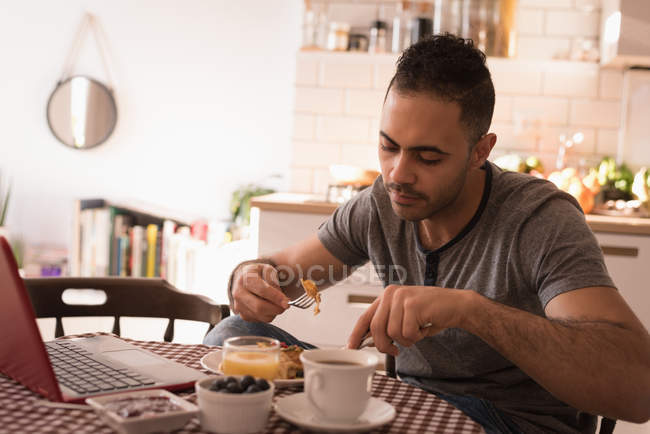 Man having breakfast in kitchen at home. — Stock Photo