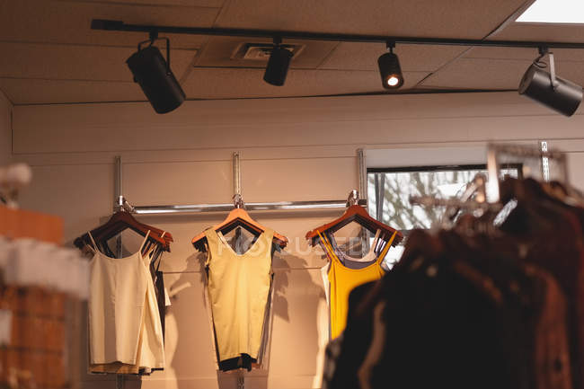 Kleidungsstücke hängen in Einkaufszentrum — Stockfoto