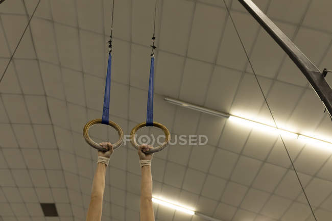 Sportlerin hängt im Fitnessstudio am Ring — Stockfoto