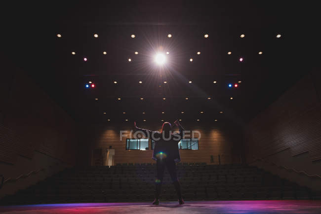 Sängerin auf der Bühne des Theaters. — Stockfoto
