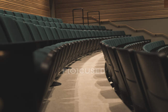Des rangées vides de sièges noirs dans le théâtre . — Photo de stock