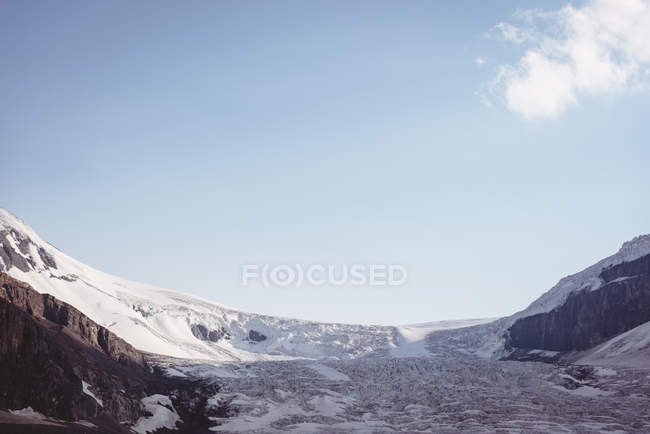 Snow capped mountains on a sunny day — Stock Photo