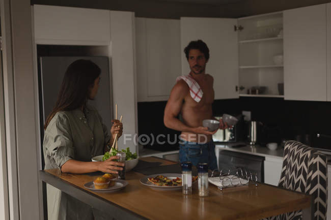 Casal preparando café da manhã na cozinha em casa — Fotografia de Stock