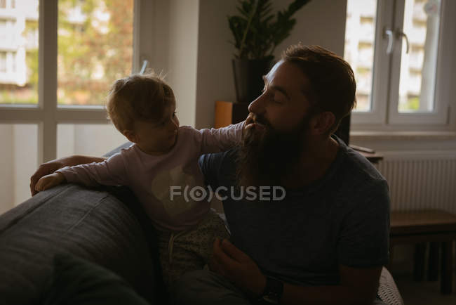 Père jouer avec son fils à la maison — Photo de stock