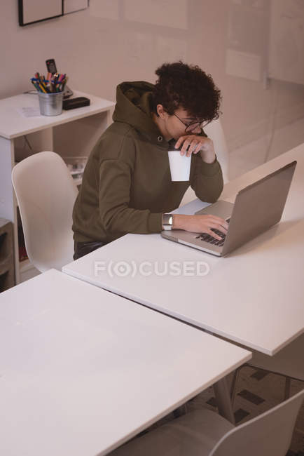 Jovem executiva usando laptop no escritório . — Fotografia de Stock