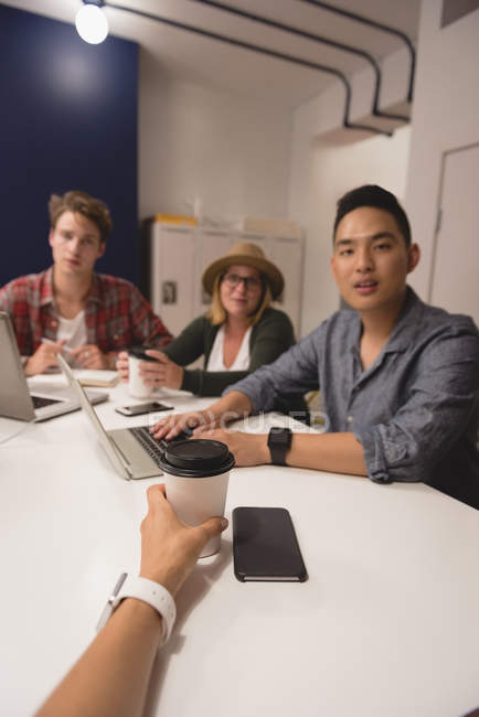 Executivos tendo uma reunião em um escritório criativo — Fotografia de Stock