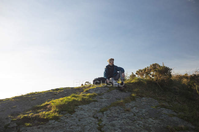 Männliche Wanderer entspannen sich auf dem Land im Sonnenlicht — Stockfoto