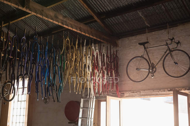 Rennrad und Fahrradteile in der Werkstatt — Stockfoto