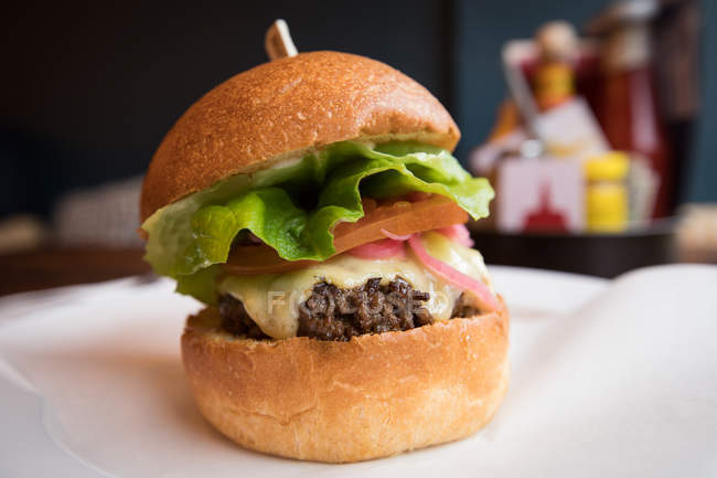 Gros plan d'un hamburger servi dans une assiette au restaurant . — Photo de stock