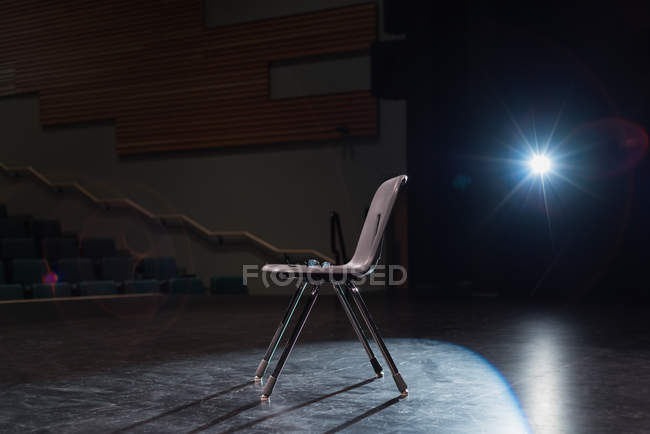 Leerer Stuhl auf der Bühne im Theater. — Stockfoto