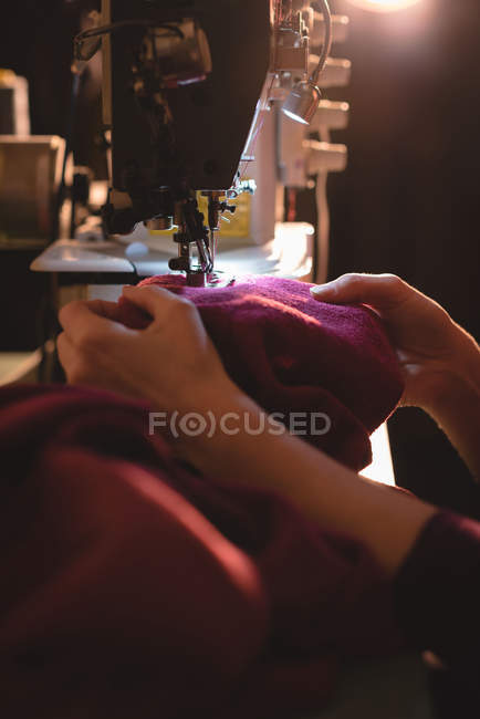 Середній розділ кравець швейної тканини з швейною машиною в крамниці кравець — стокове фото