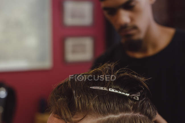 Mann lässt sich beim Friseur die Haare mit Schere schneiden — Stockfoto