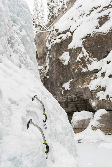 Eixos de gelo na montanha de gelo rochosa durante o inverno — Fotografia de Stock
