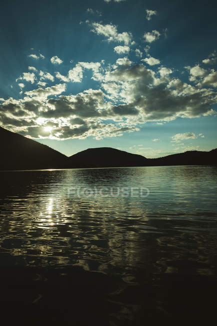 Veduta del lago e delle montagne al tramonto — Foto stock