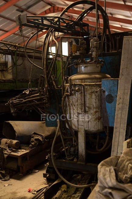 Nahaufnahme alter Maschinen auf dem Schrottplatz — Stockfoto