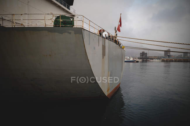 Frachtschiffe in der Abenddämmerung in den Werften festgemacht — Stockfoto