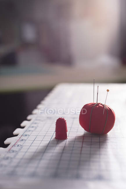 Lã de cor vermelha na mesa na loja de alfaiate — Fotografia de Stock