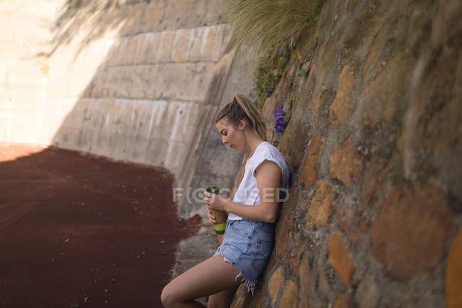 Mulher cansada bebendo água na quadra de tênis — Fotografia de Stock