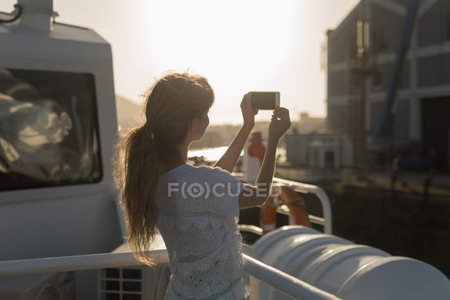 Selfie femme avec téléphone portable sur bateau de croisière — Photo de stock