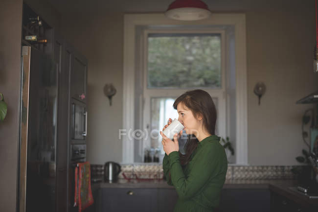 Женщины пьют кофе дома — стоковое фото