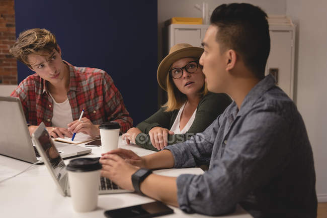 Führungskräfte treffen sich in einem kreativen Büro — Stockfoto
