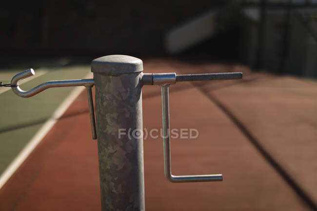 Hook of net in the tennis court on a sunny day — Stock Photo