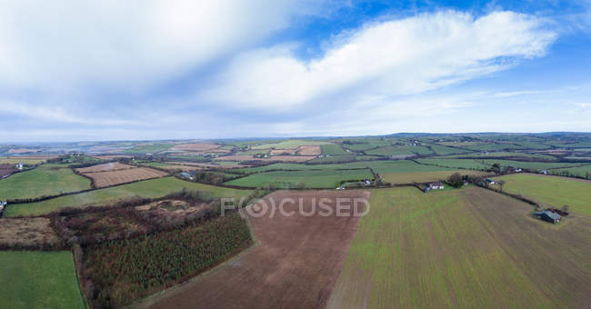 Vista aérea de las tierras agrícolas rurales en el campo del Condado de Cork, Irlanda - foto de stock