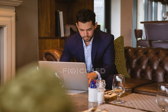 Бізнесмен використовує ноутбук в готелі — стокове фото