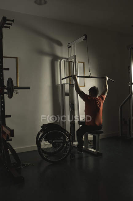 Deficiente trabalhando fora no lat pulldown treinamento no ginásio — Fotografia de Stock