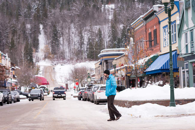 Mann läuft im Winter auf Straße in der Stadt. — Stockfoto