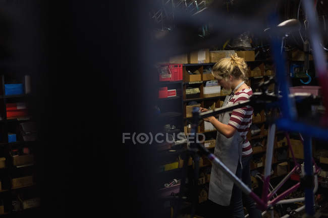 Молода жінка-механік працює в майстерні — стокове фото