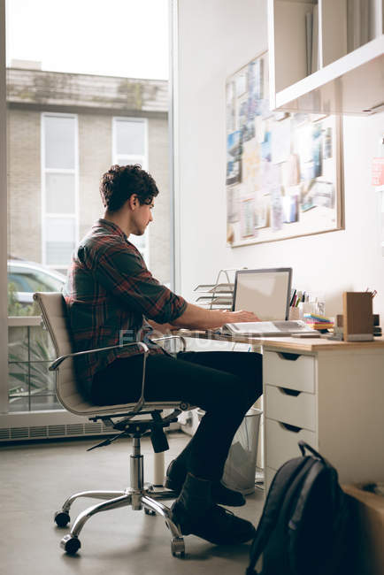 Homme cadre travaillant sur ordinateur portable dans le bureau — Photo de stock