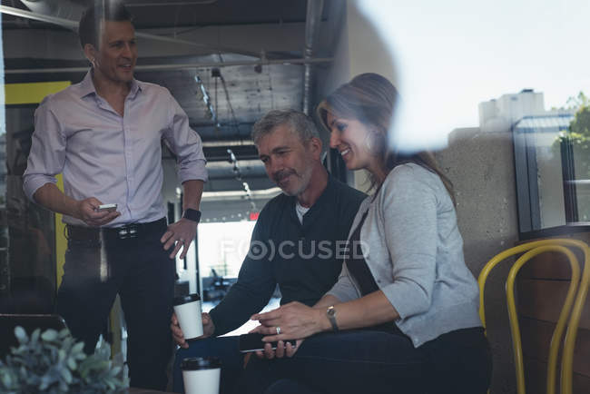 Colegas de negócios interagindo uns com os outros em uma reunião no escritório — Fotografia de Stock