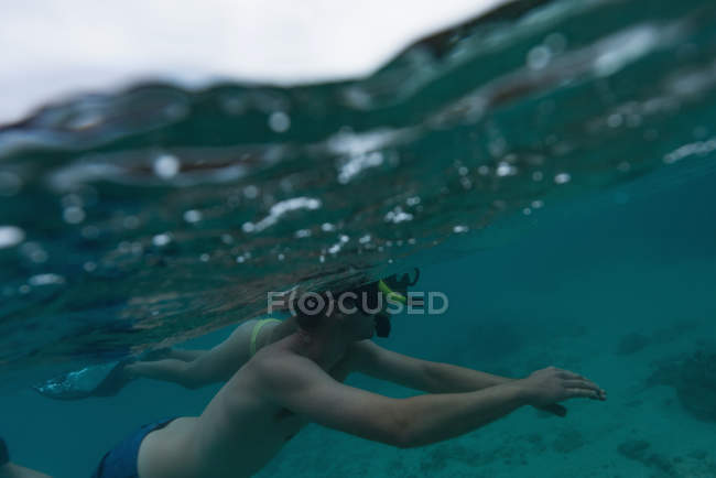Couple snorkeling underwater in sea water — Stock Photo