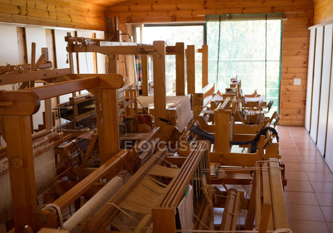 Máquina de madera con hilo de seda en fábrica - foto de stock