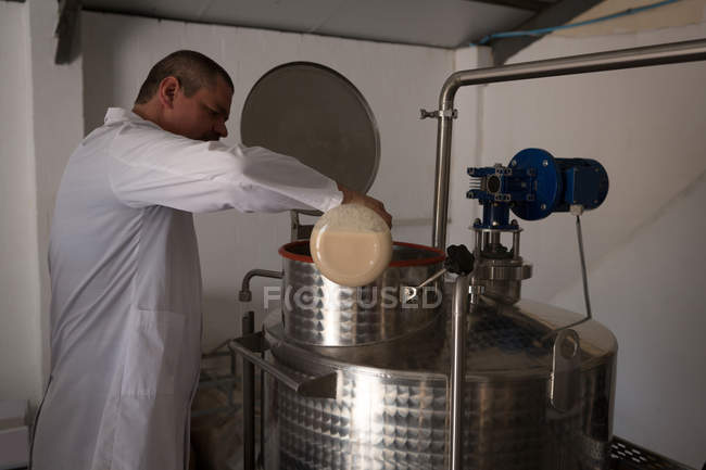 Працівник перевіряє якість джину на заводі — стокове фото
