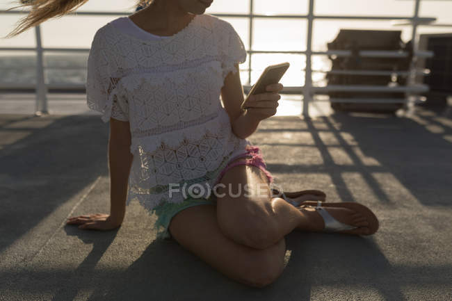 Bassa sezione di donna che utilizza il telefono cellulare sulla nave da crociera — Foto stock