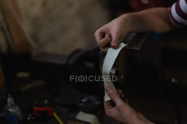 Молодая женщина-механик чинит велосипед в мастерской — стоковое фото