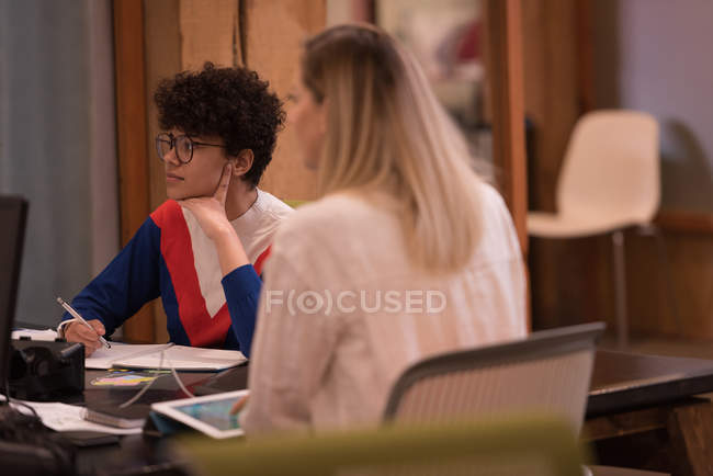Giovani dirigenti di sesso femminile seduti in riunione d'affari in ufficio . — Foto stock